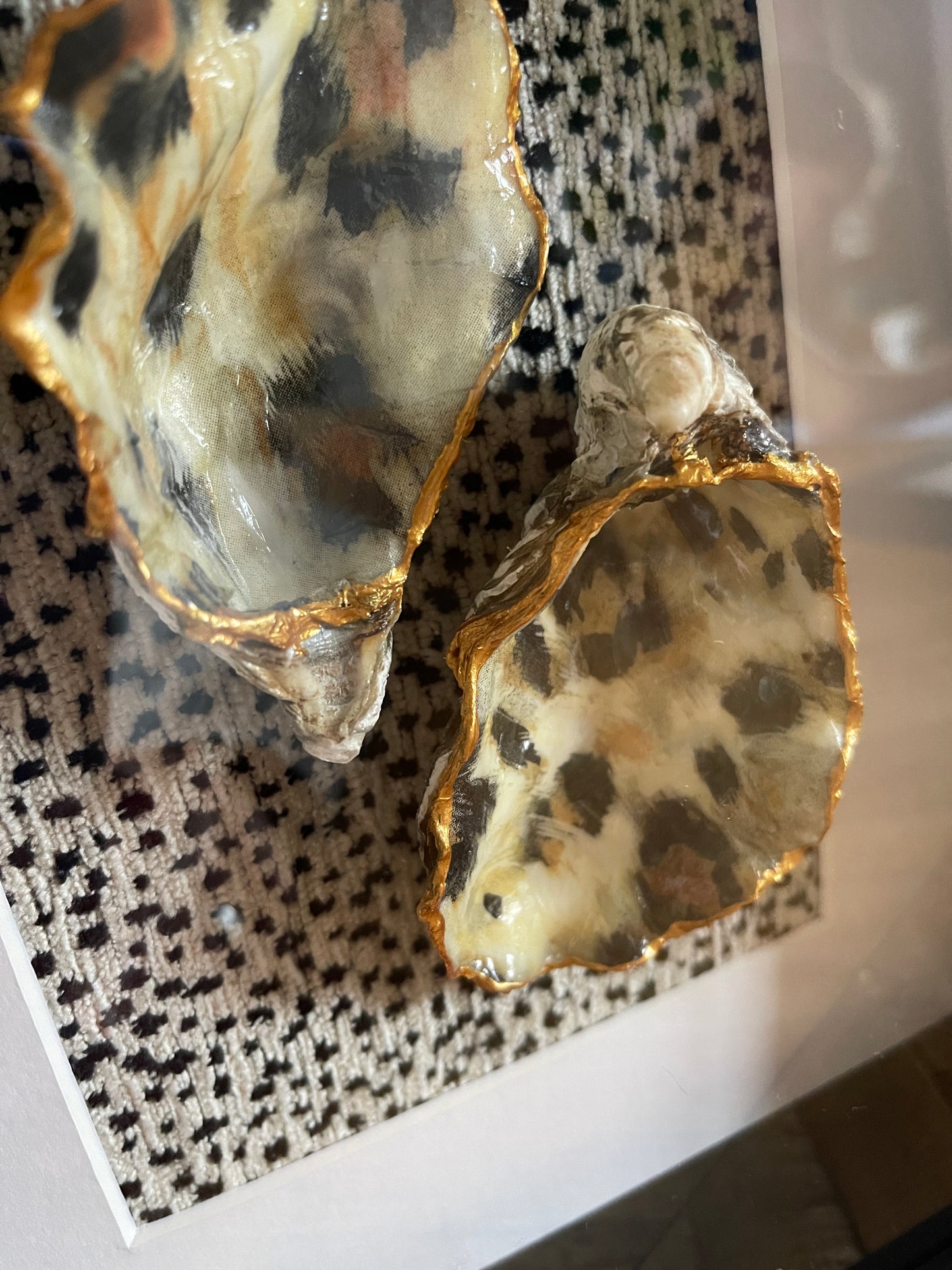 Statement oesterkunst - handgemaakt wandobject met tijgerprint