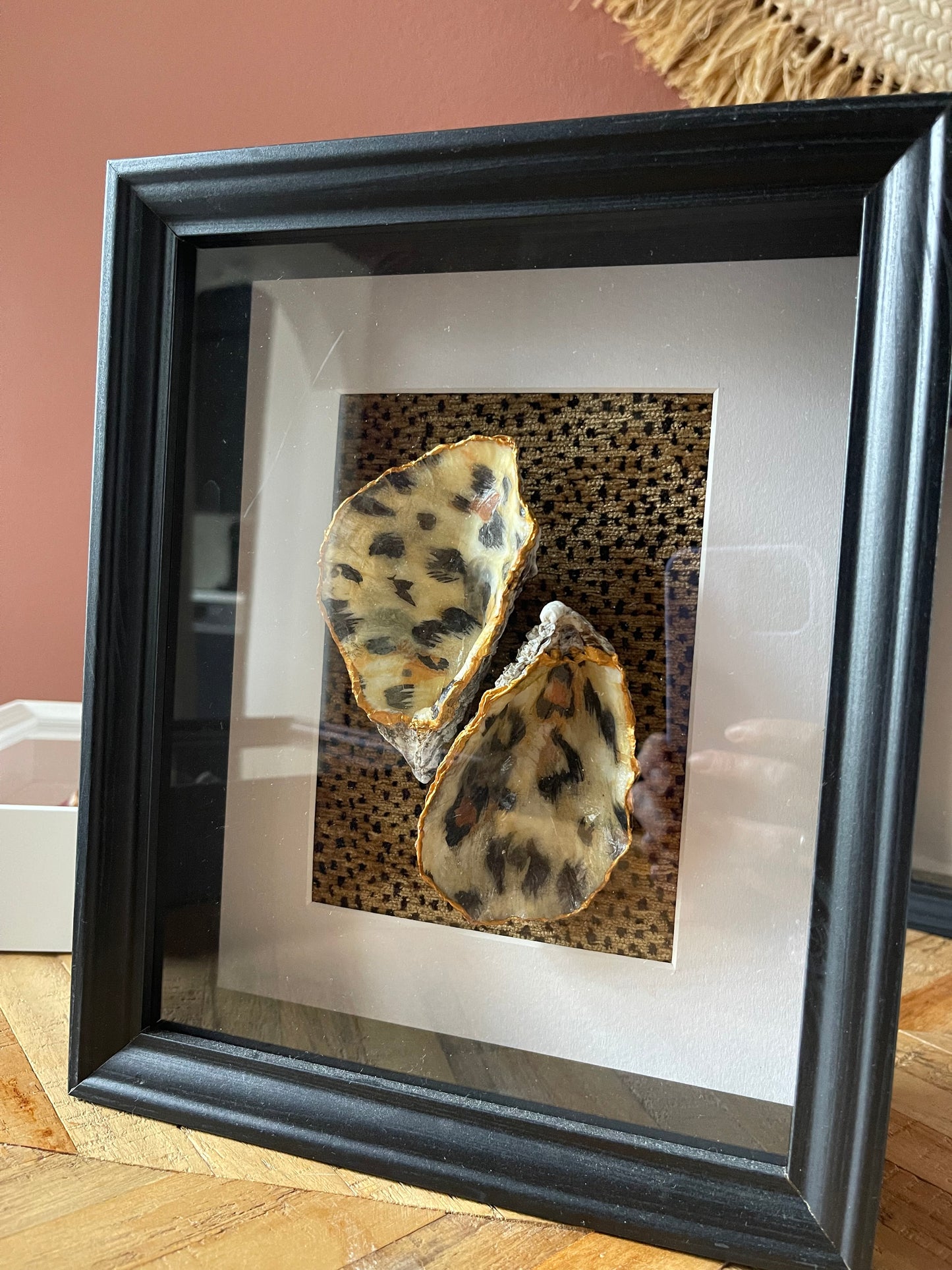 Statement oesterkunst - handgemaakt wandobject met tijgerprint