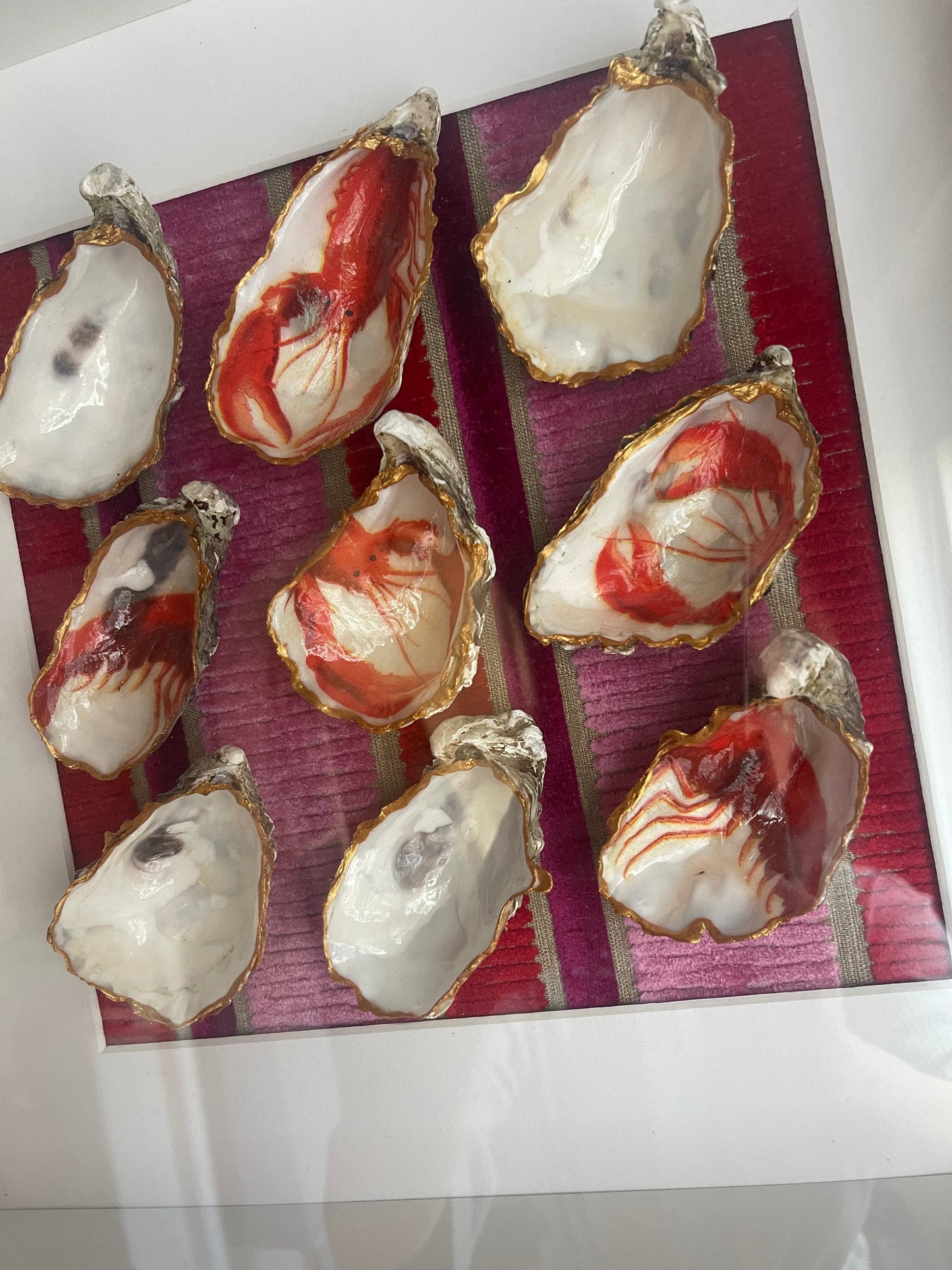 Statement oesterkunst met kreeft – handgemaakt wandobject in rood, wit & goud