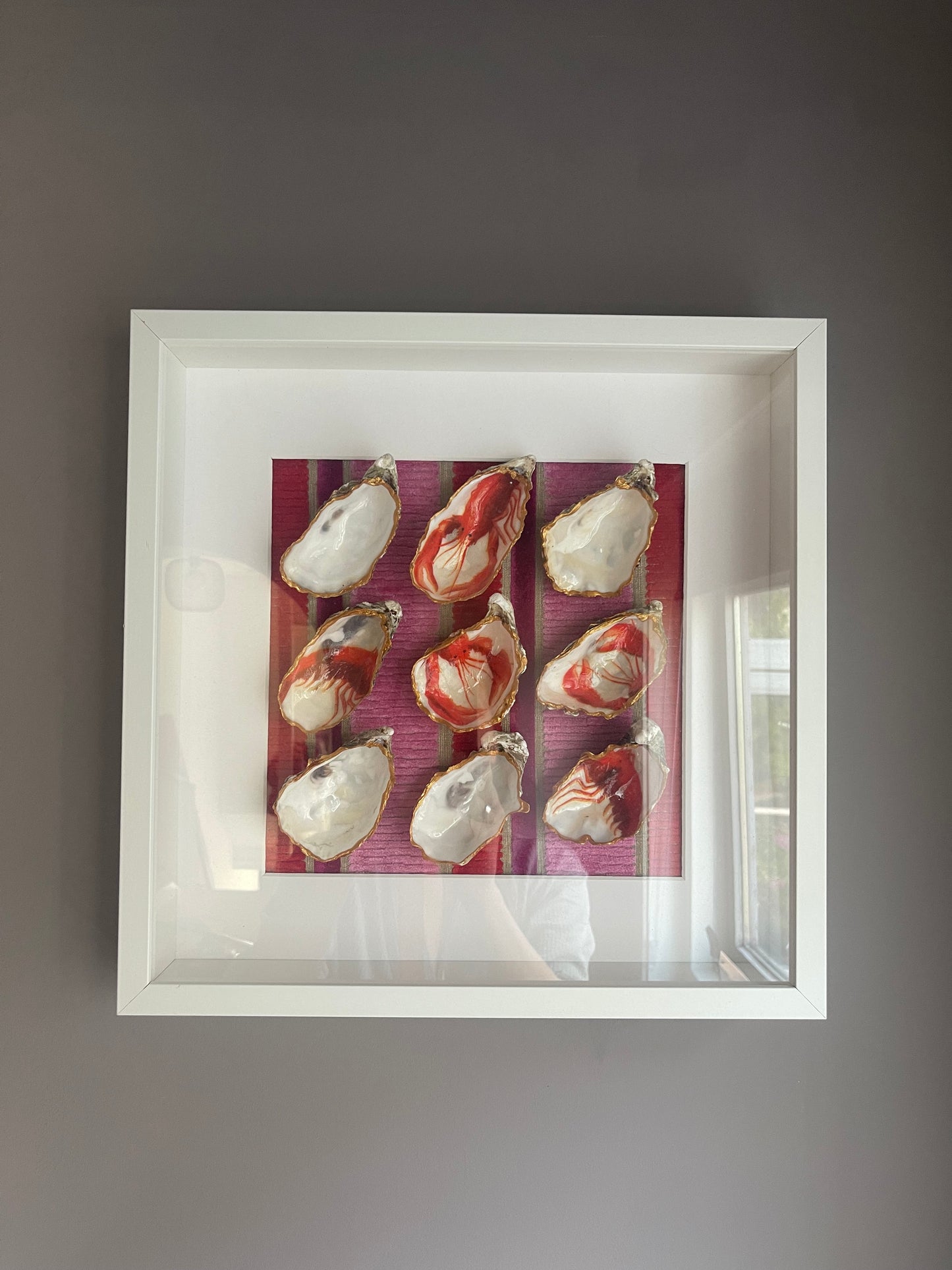 Statement oesterkunst met kreeft – handgemaakt wandobject in rood, wit & goud