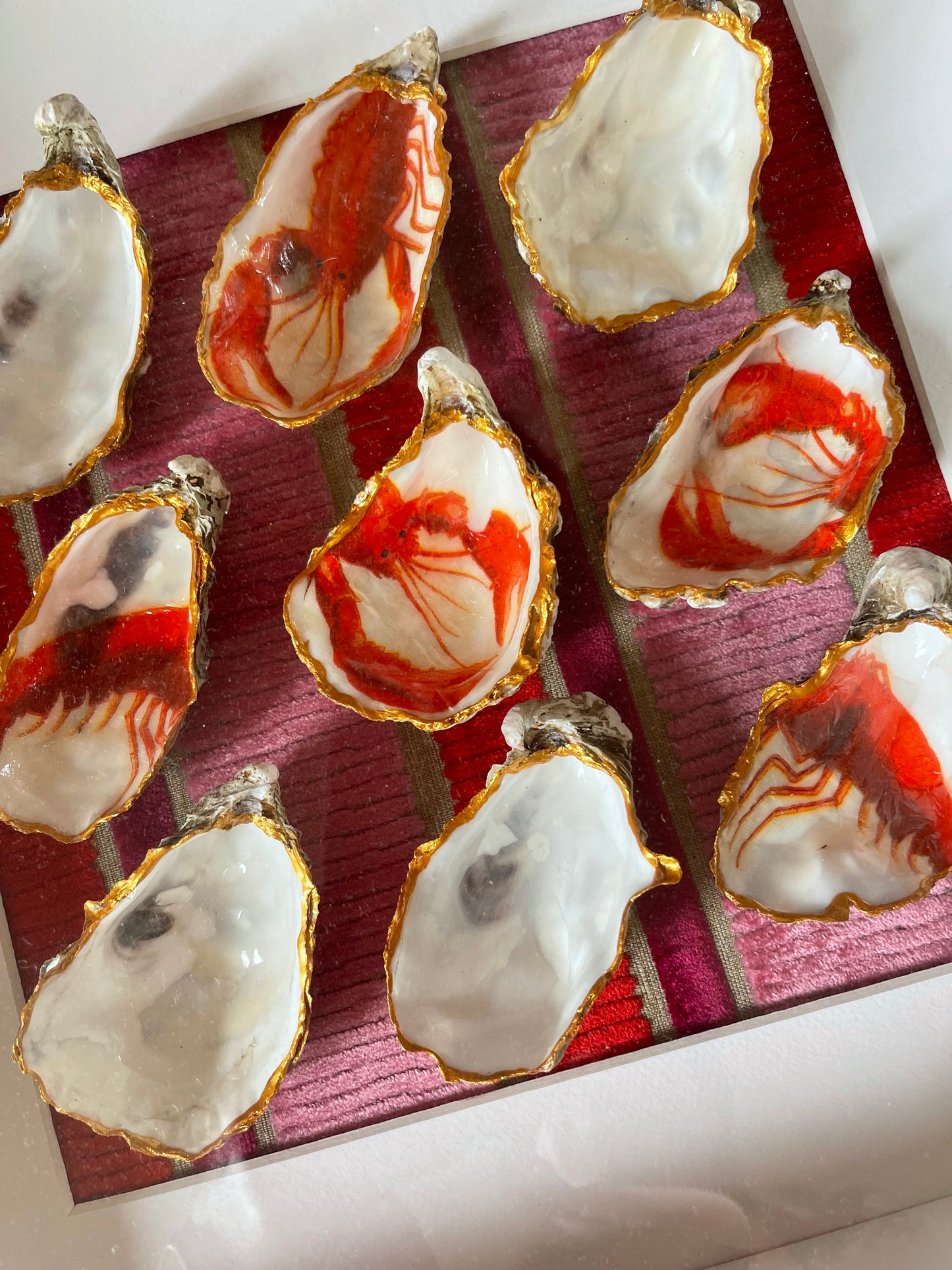 Statement oesterkunst met kreeft – handgemaakt wandobject in rood, wit & goud